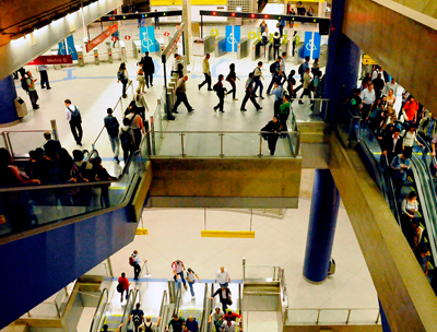 Circulação de passageiros na Estação Pinheiros do metrô